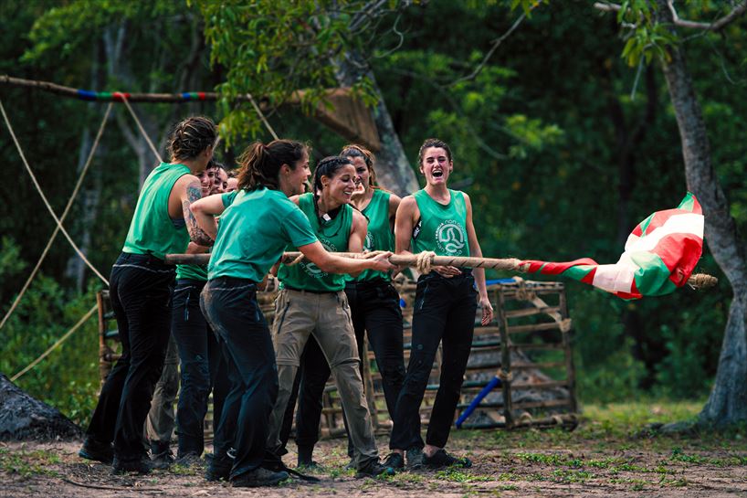 Atabey taldea, ikurrina astintzen