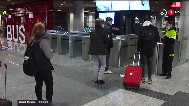 Mugimendua handia izan da tren eta autobus geltokietan. EITB Mediaren bideo batetik ateratako irudia