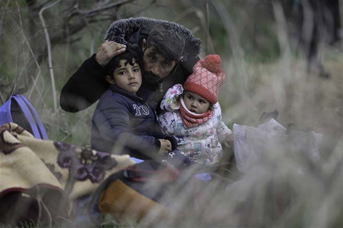 Un padre sirio junto a sus hijas
