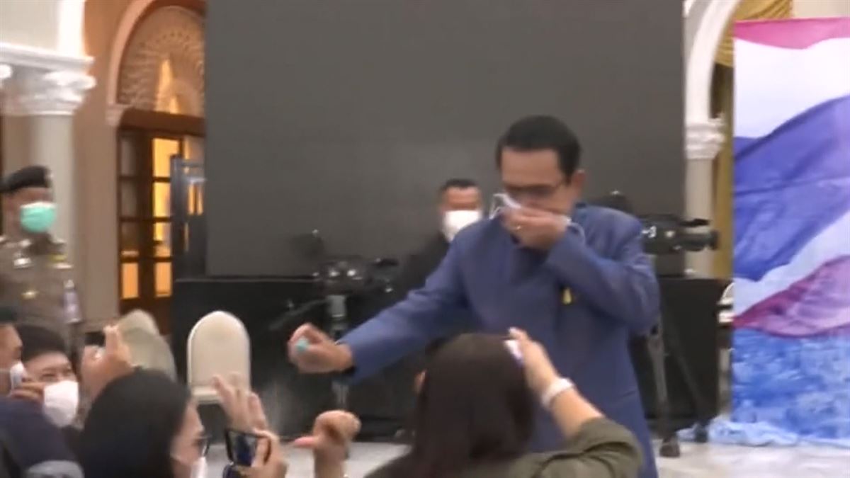 Prayut Chan-ocha kazetariak "desinfektatzen"