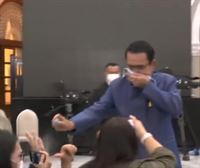 El primer ministro tailandés ''desinfecta'' a unos periodistas por una pregunta
