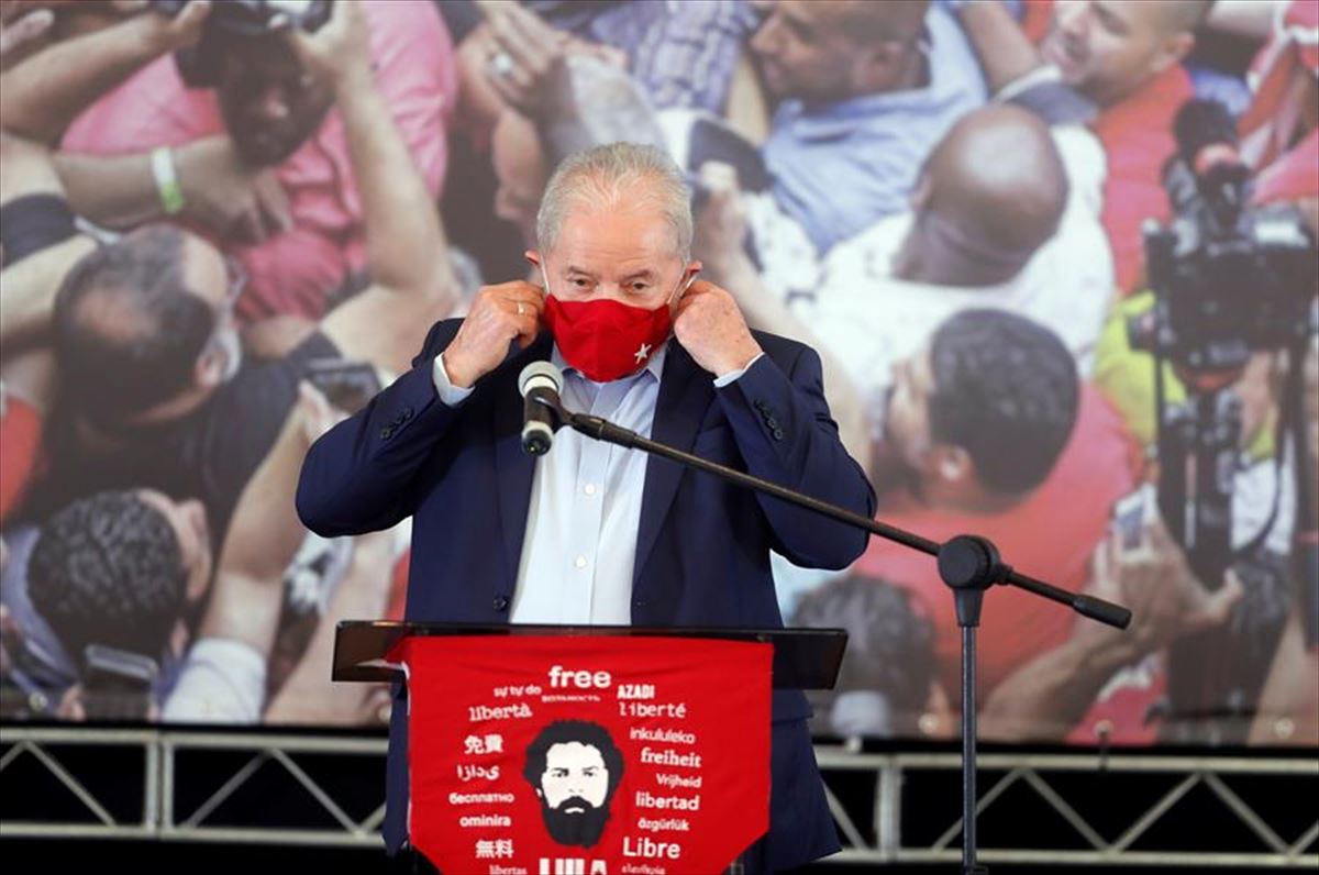 Lula da Silva se dispone a quitar la mascarilla antes de comenzar su intervención pública