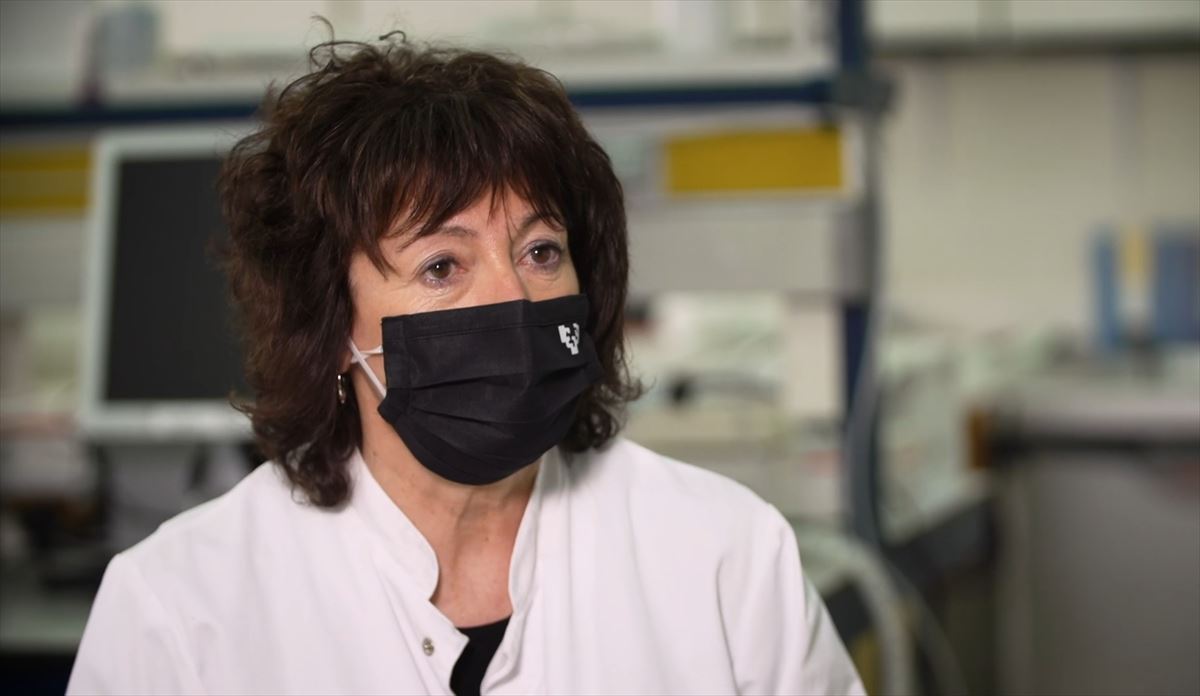 La microbióloga de la UPV/EHU, Miren Basaras. Imagen obtenida de un vídeo de EiTB Media.