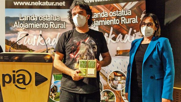 Momento en el que Sergio Mtez. de Rituerto recibe el premio en la sede de Nekatur en Donostia.