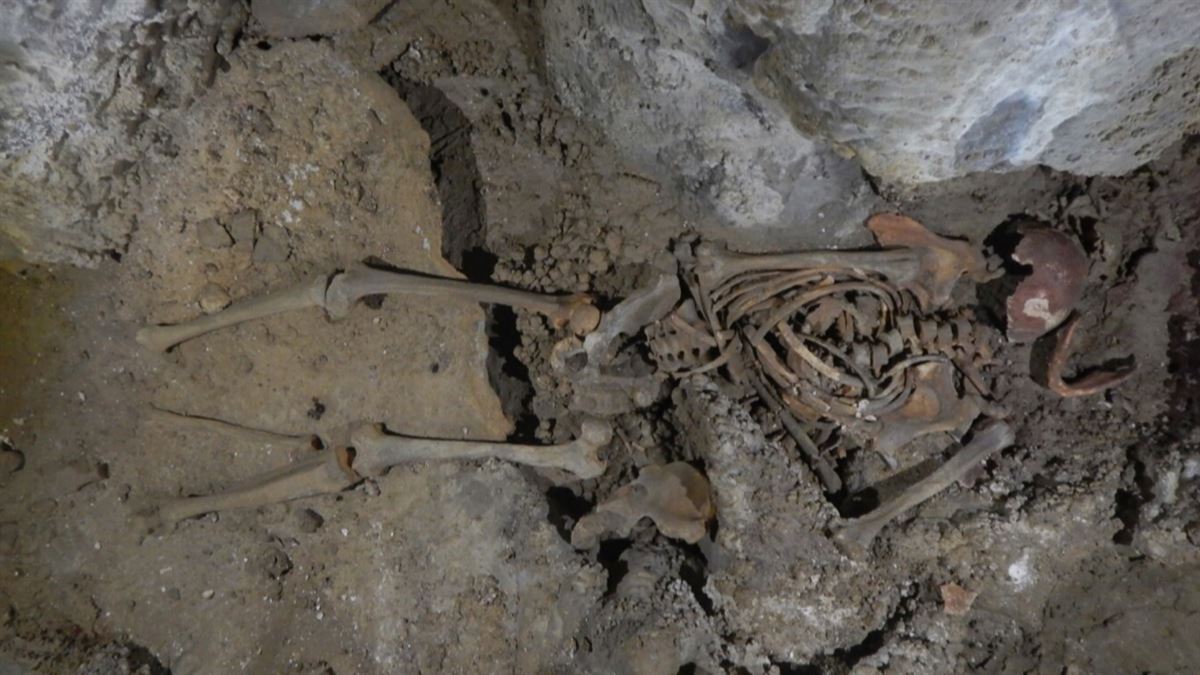 Un espeleólogo explica donde fue encontrado el esqueleto prehistorico.