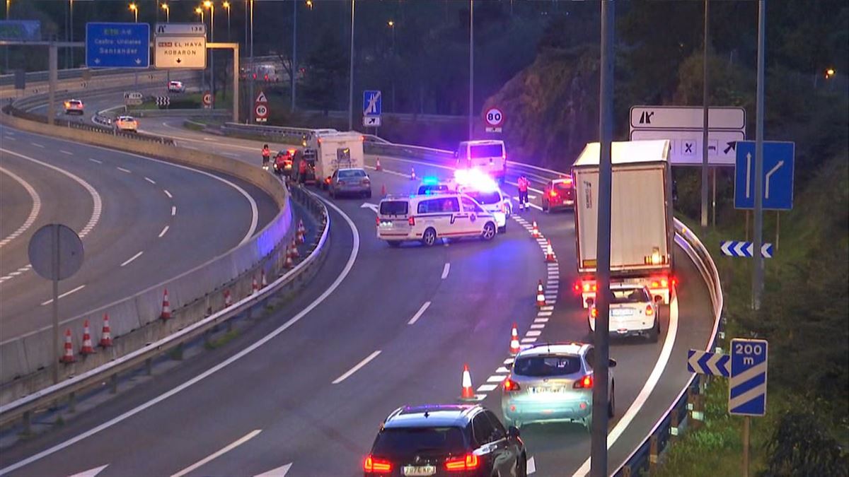 Controles de la Ertzaintza. Imagen obtenida de un vídeo de ETB.