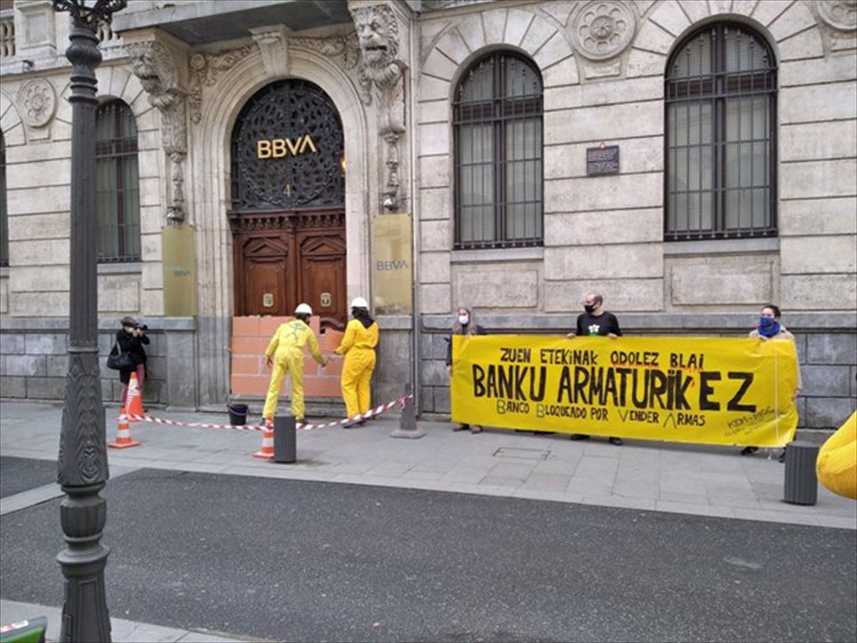 Miembros de KEM-MOC "tapiando" la puerta de la sede del BBVA en Bilbao. Foto: @MOCBILBAO
