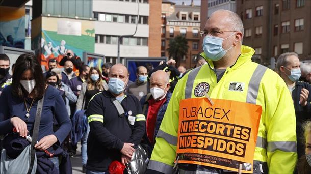 Tubacexeko langileak, 235 egun daramatzatenak greban, protesta batean. Argazkia: EFE