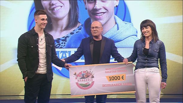 Xabi y Amalur con el cheque de 1.000 euros