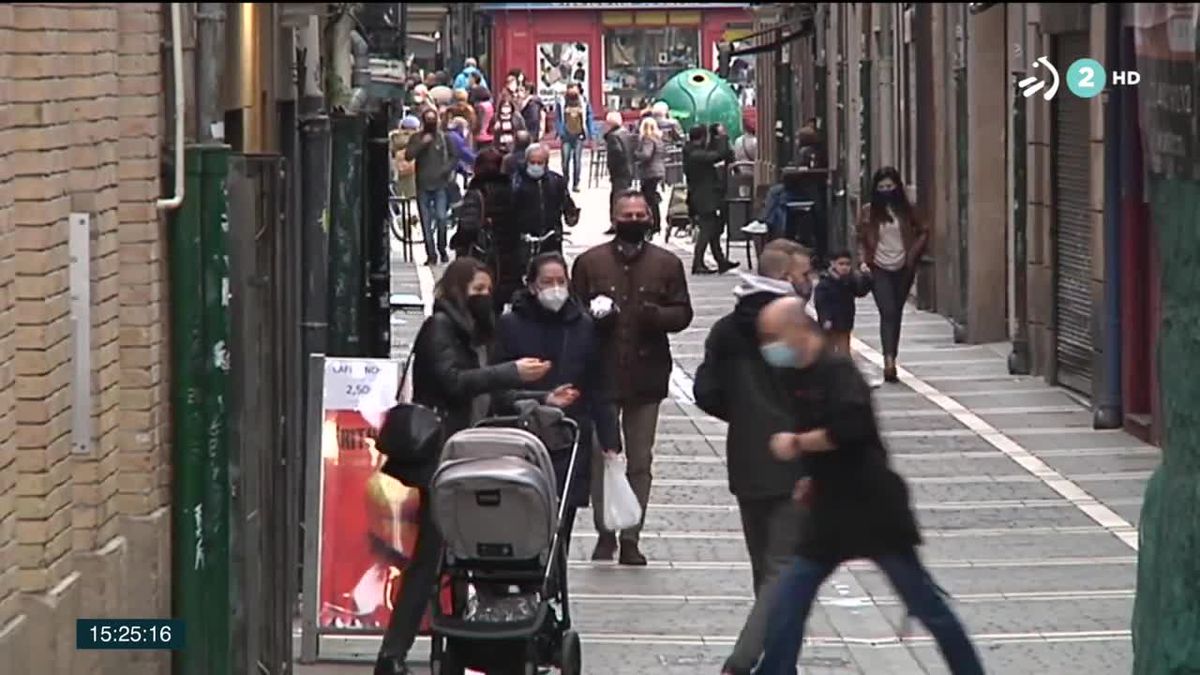 Gente en la calle. Imagen obtenida de un vídeo de ETB.