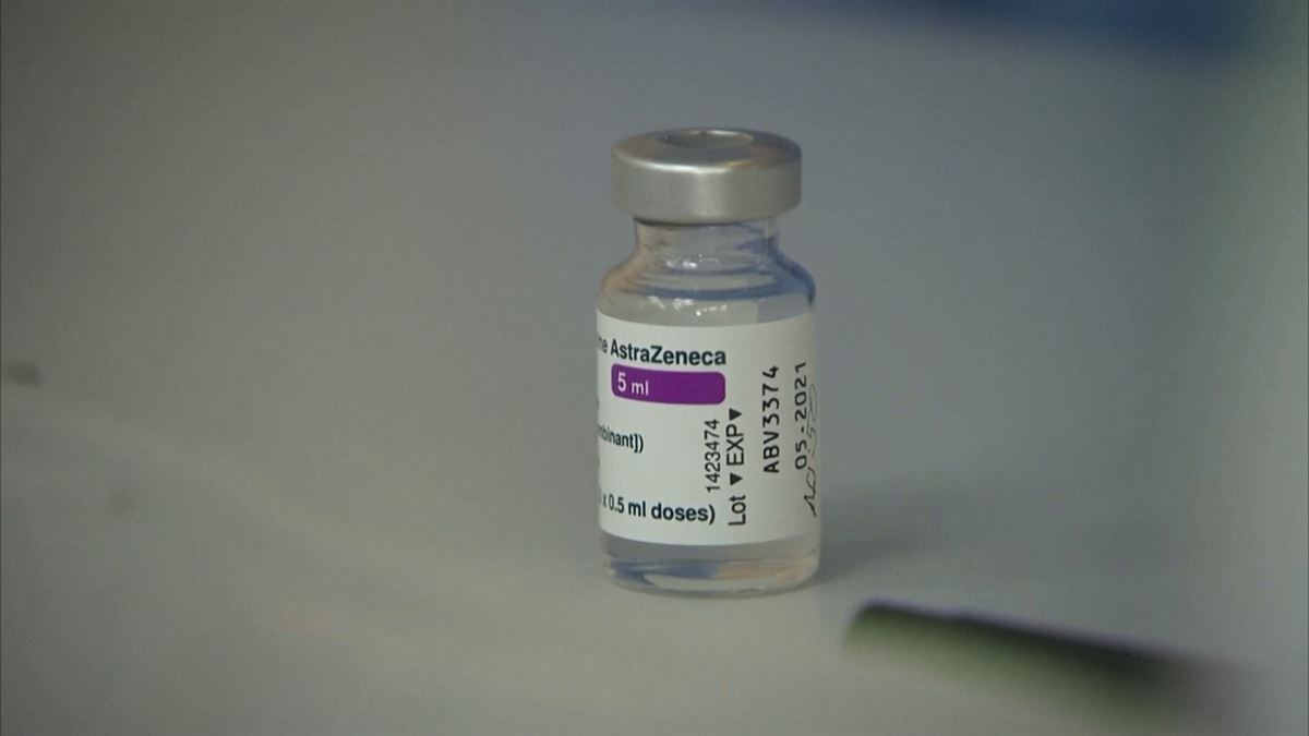 Vacuna de AstraZeneca. Imagen obtenida de un vídeo de ETB.