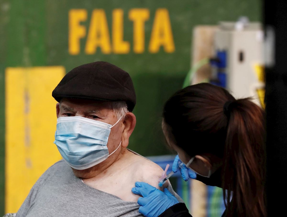 Euskadi reanuda mañana la vacunación con AstraZeneca a personas de hasta 65 años