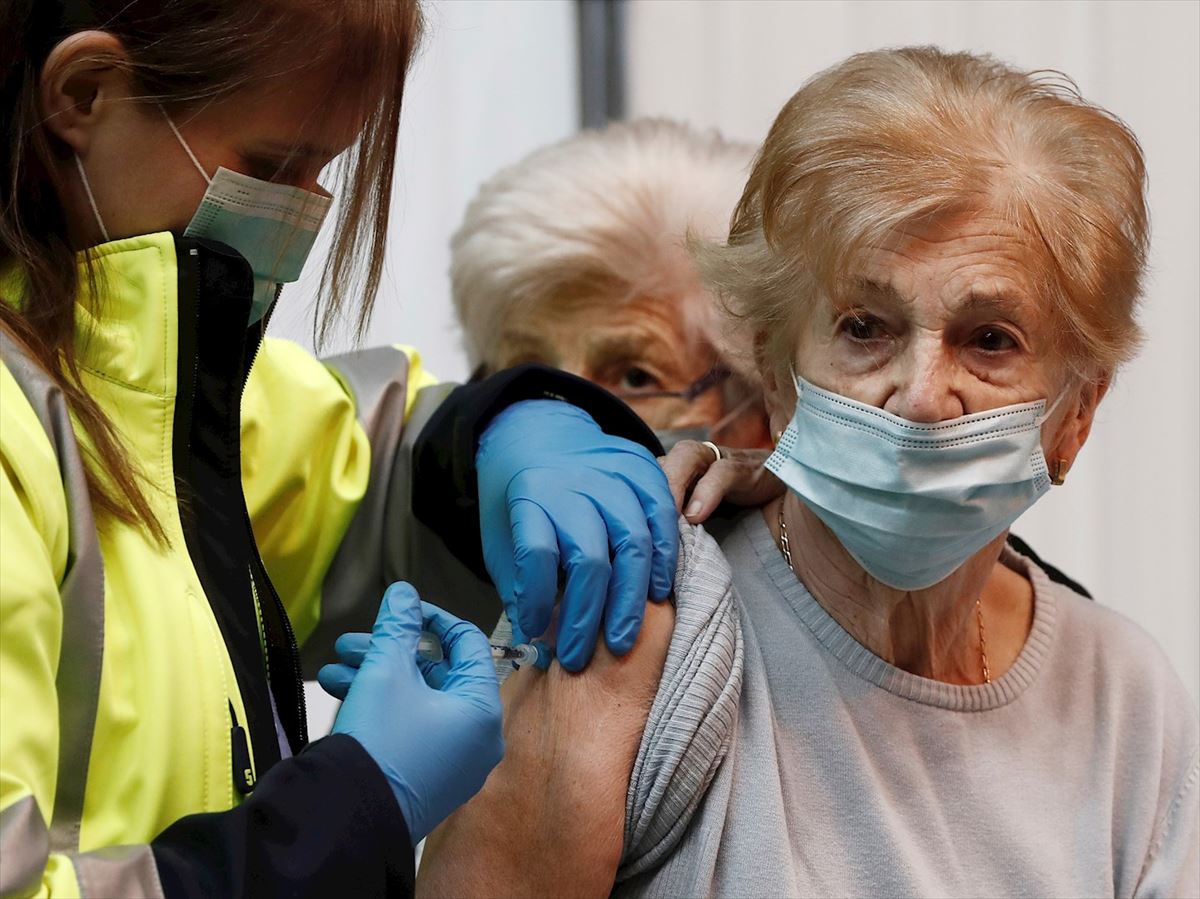 Una mujer siendo vacunada en Navarra. 