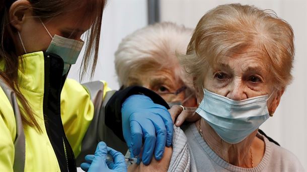 Una mujer es vacunada en Navarra.