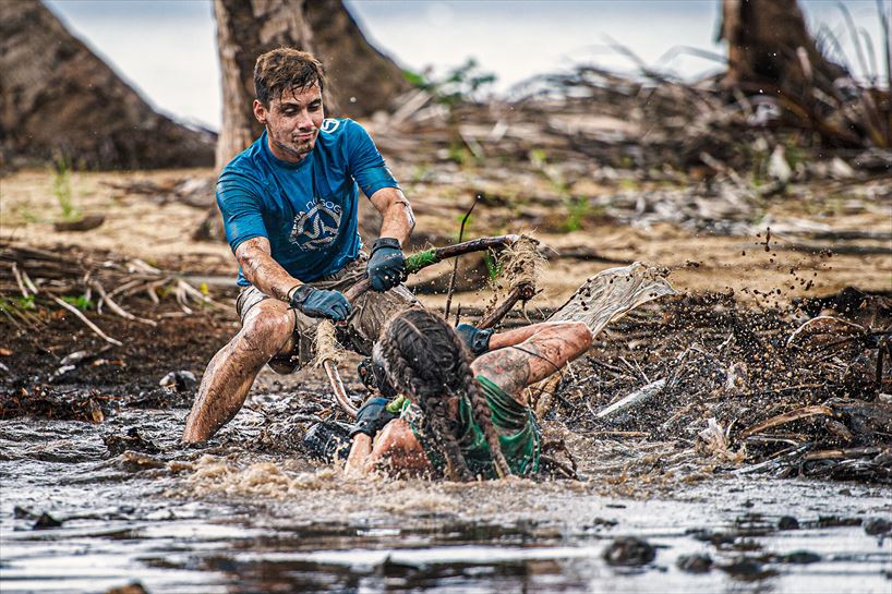 Dani y María, intentando coger el aro