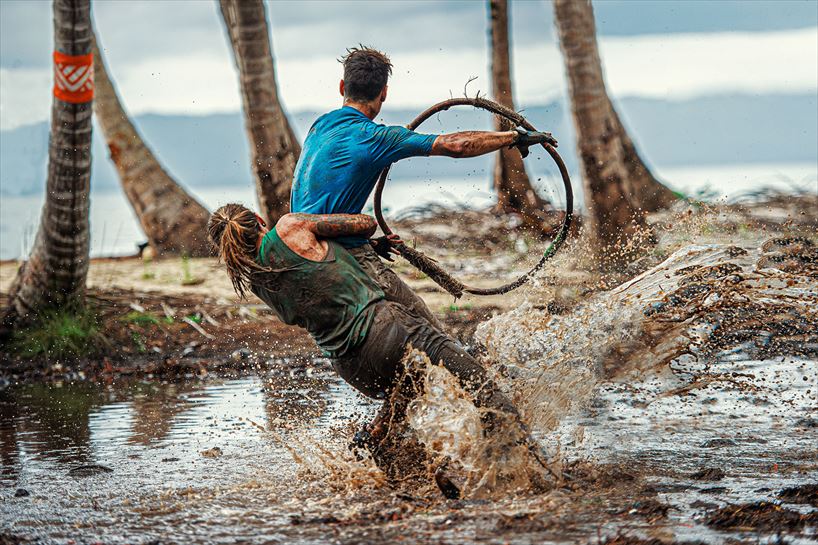 Dani y María, intentando coger el aro
