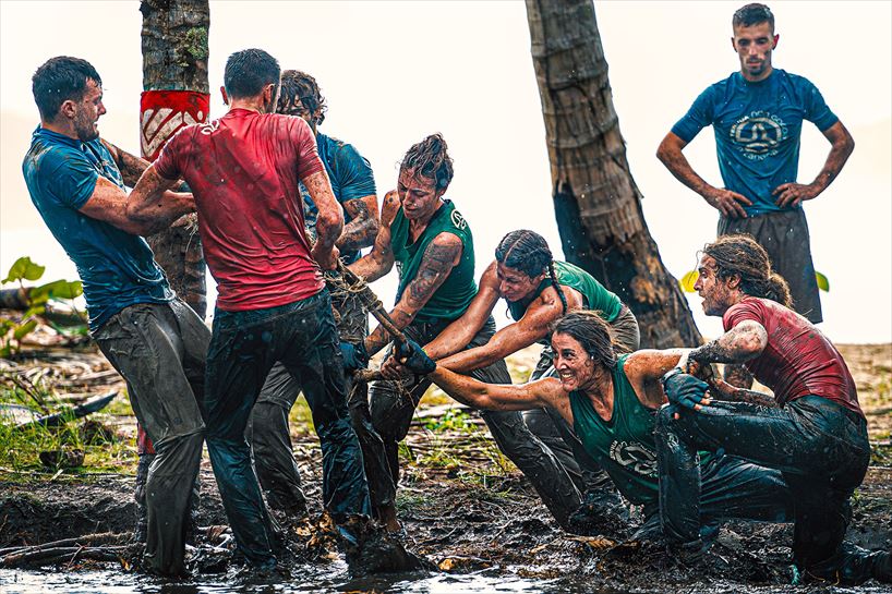 Equipos enfrentándose en el juego del tronkoala