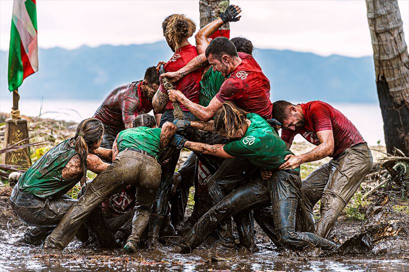 Equipos enfrentándose en el juego del tronkoala