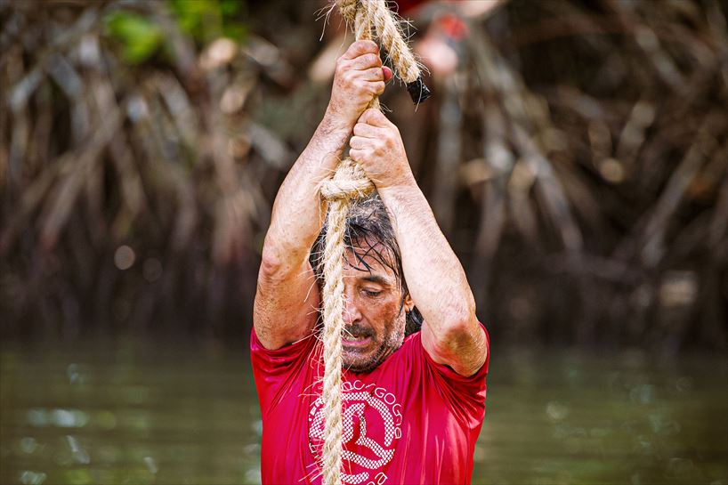Oskar, intentando subir por la cuerda