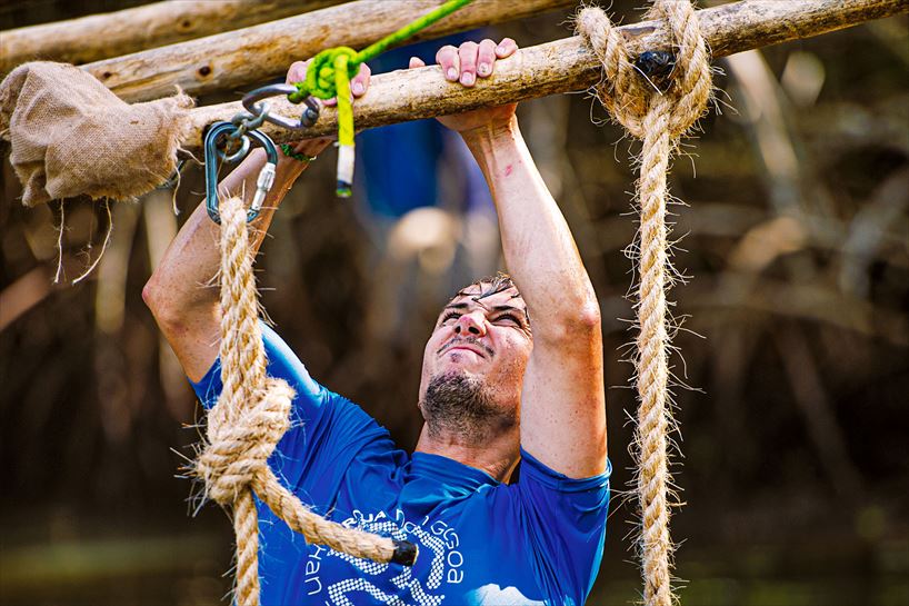 Dani, intentando subir por la cuerda