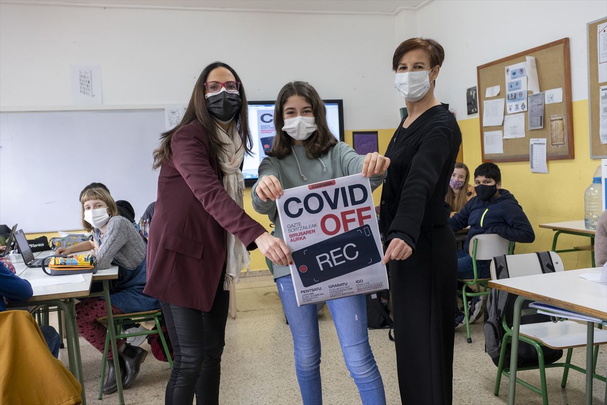 Representantes del Departamento de Educación y de EITB, en el Colegio Público Gurutzeta. EITB Media