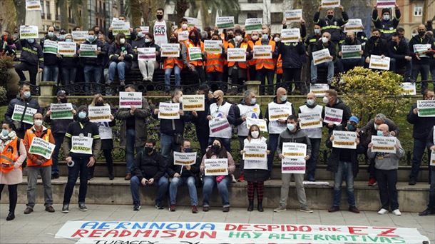 Los trabajadores de Aernnova ante el Palacio de Justicia de Bilbao