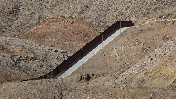 El Paso (Texas) eta Sunland Park (Mexiko berria) arteko muga.