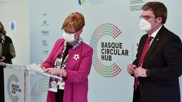 Arantxa Tapia y Juan Mari Aburto en la presentación del Basque Circular Hub. 