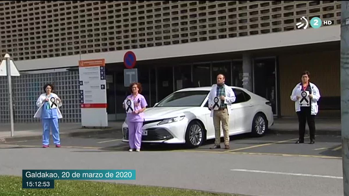 Compañeros de Encarni en las puertas del Hospital de Galdakao