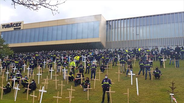 Protesta de la plantilla ante la sede de Tubacex en Derio.