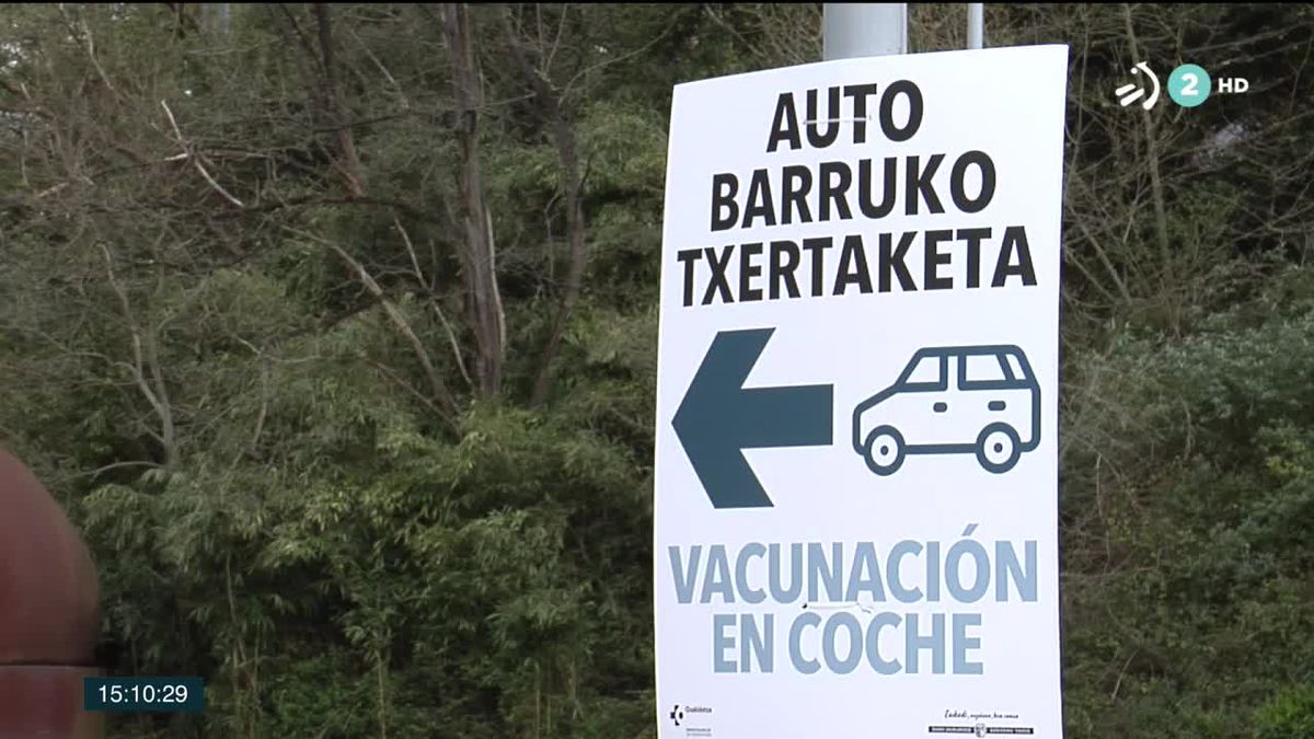 En Illumbe se ha vacunado hoy a mayores de 80 años. Imagen obtenida de un vídeo de EITB Media.