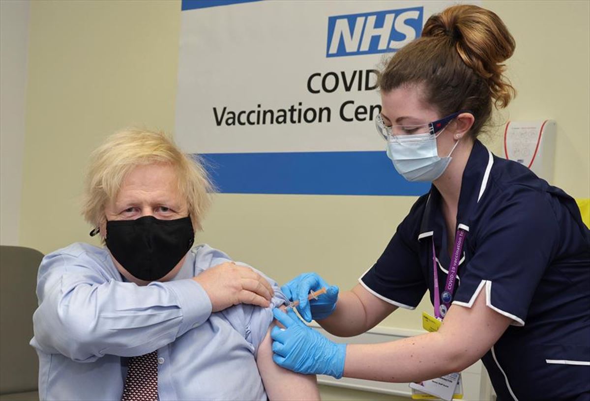 Boris Johnson, este viernes, cuando le ponían la primera dosis de la vacuna de AstraZeneca.