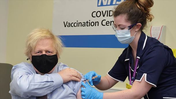 Boris Johnson, este viernes, cuando le ponían la primera dosis de la vacuna de AstraZeneca.