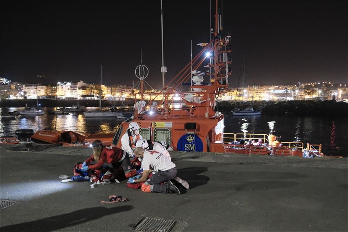 Dos voluntarios de Cruz Roja y dos tripulantes del Salvamento Marítimo reaniman a Nabody. Foto: EFE