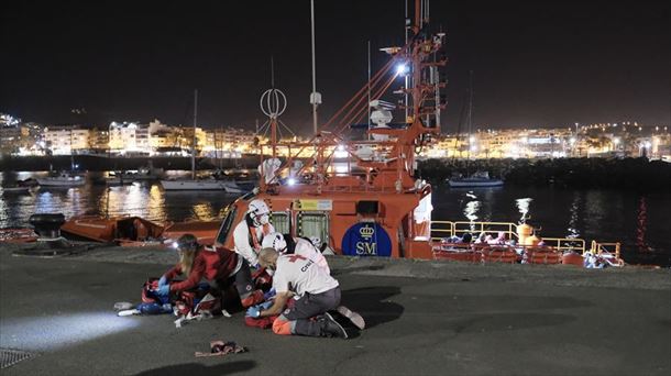 Dos voluntarios de Cruz Roja y dos tripulantes del Salvamento Marítimo reaniman a Nabody. Foto: EFE