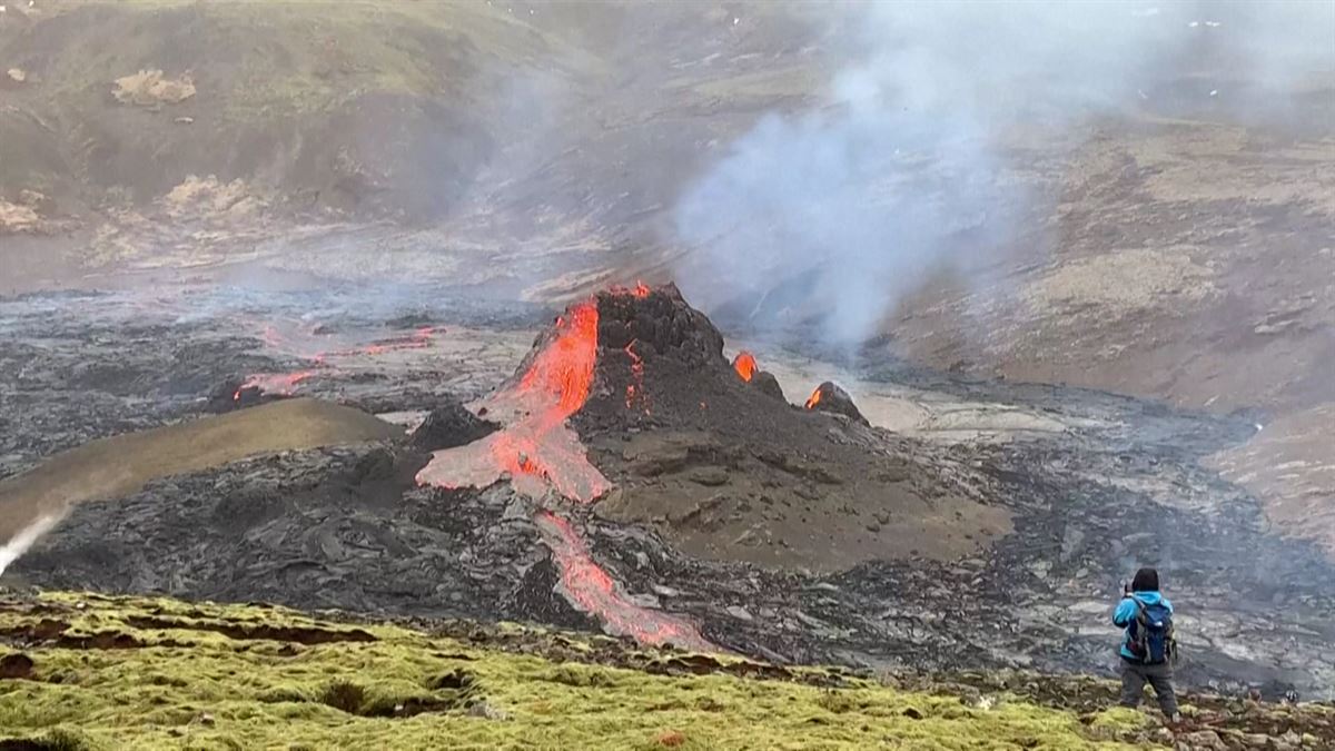 Sumendi baten erupzioa Islandian, Reykjavik hiriburutik 40 bat kilometrora. Irudia: EiTB Media