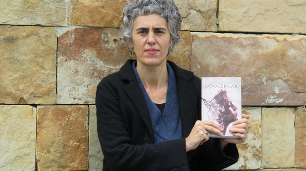 La escritora guipuzcoana Antxiñe Mendizabal presenta su novela Odolekoak