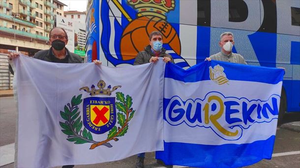El autobús de la Real recogiendo la bandera de Eibar.