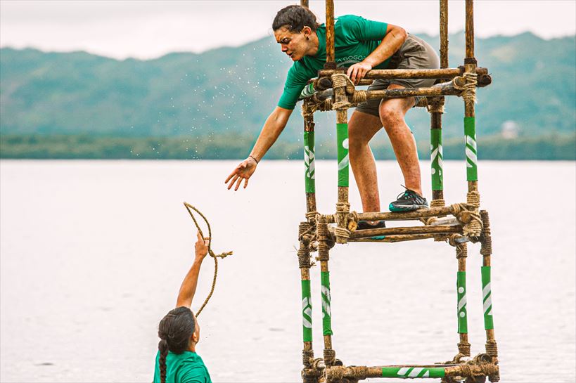 Maialen, zerurantz begira dauden kuboen dueluan