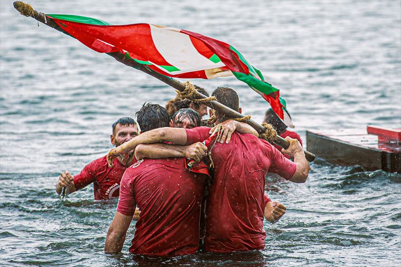 Talde gorria, garaipena ospatzen
