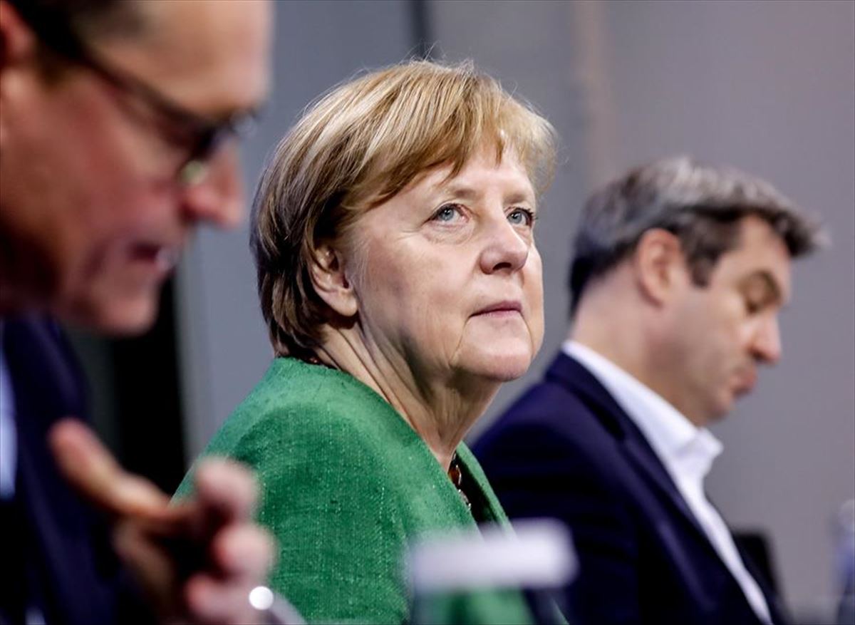 Angela Merkel bart goizaldeko prentsaurrekoan.