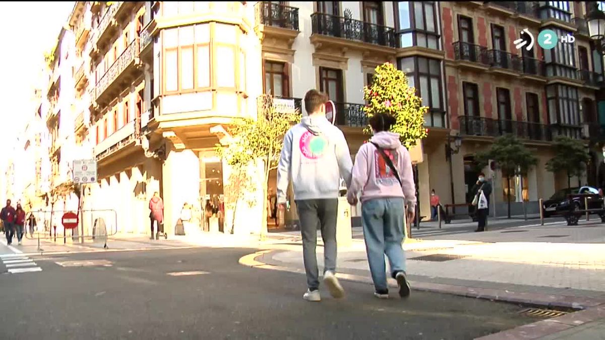 Turistas en San Sebastián. Imagen obtenida de un vídeo de ETB.