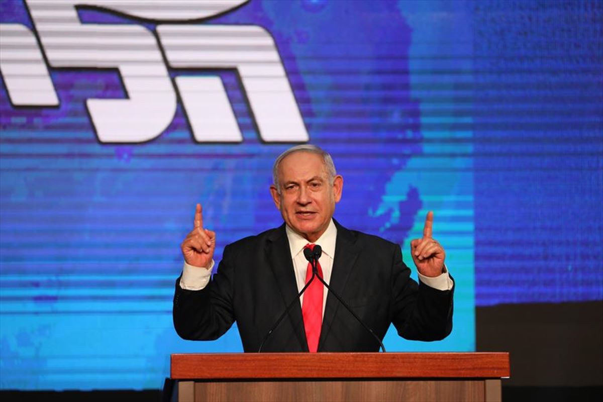 El primer ministro israelí, Benjamín Netanyahu, saluda a sus simpatizantes