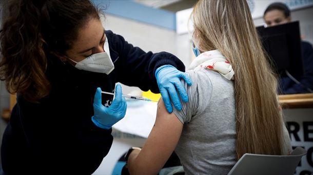 Una enfermera pone la vacuna de AstraZeneca en Donostia. 