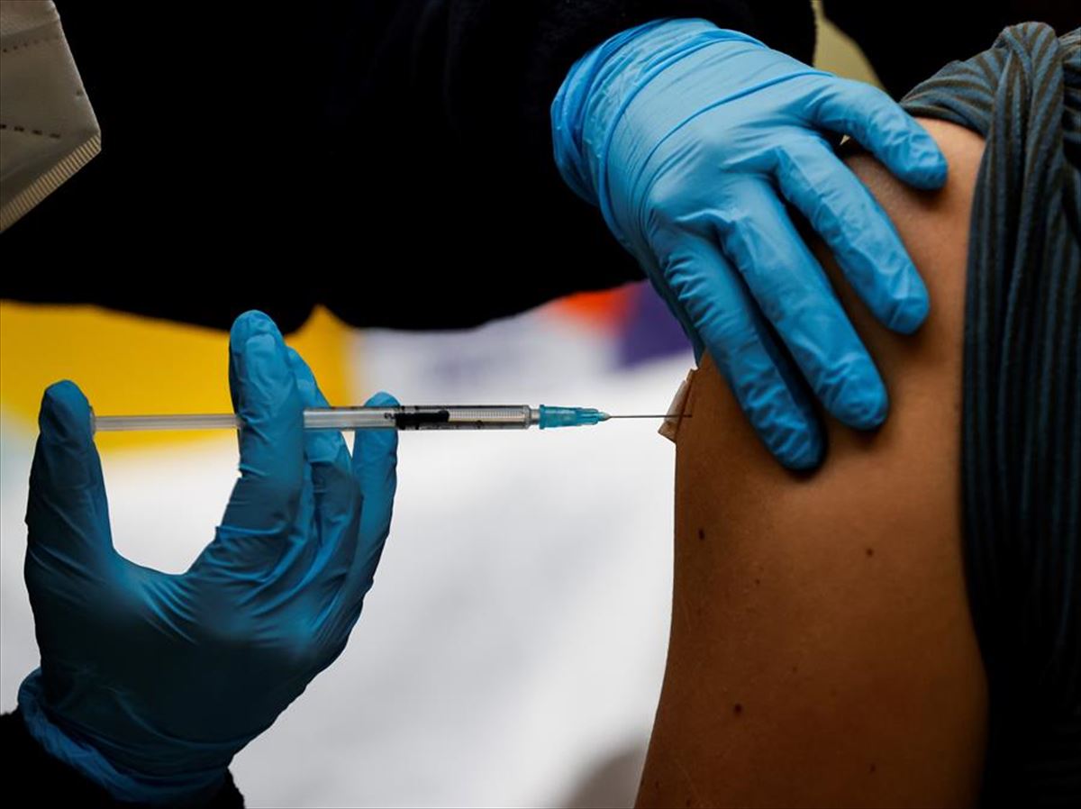 Una mujer recibe la vacuna de AstraZeneca en Donostia.