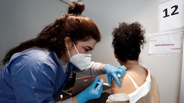 Una mujer recibe una vacuna en Navarra. Foto: EFE: