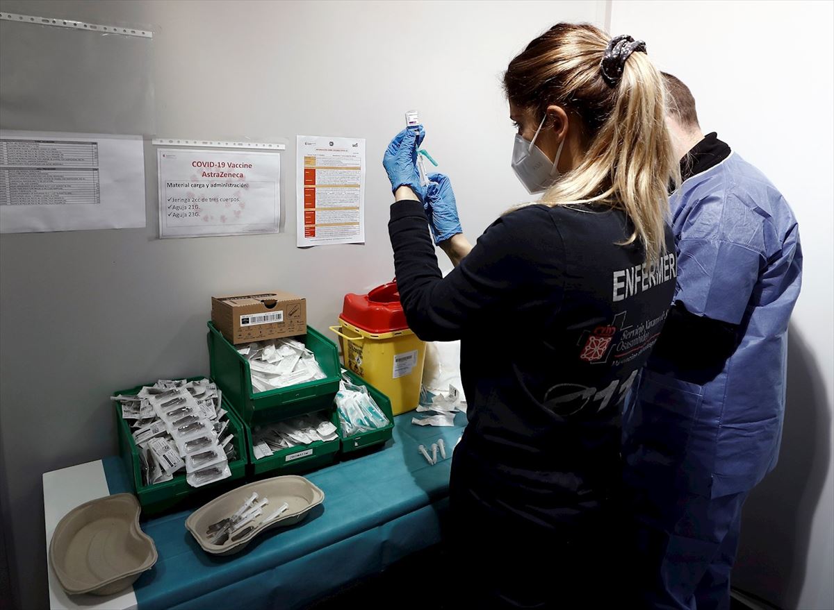Personal sanitario de Osasunbidea prepara la vacunación. 