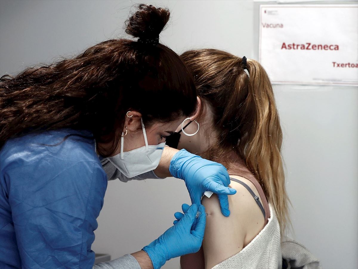 Una enfermera vacuna a una mujer en Navarra.