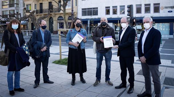 Naparraren desagertzeari buruzko dokumentazioa jaso du familiak.