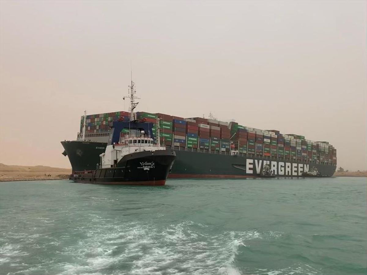Un barco que bloquea el canal de Suez, tras quedarse varado y atravesado.